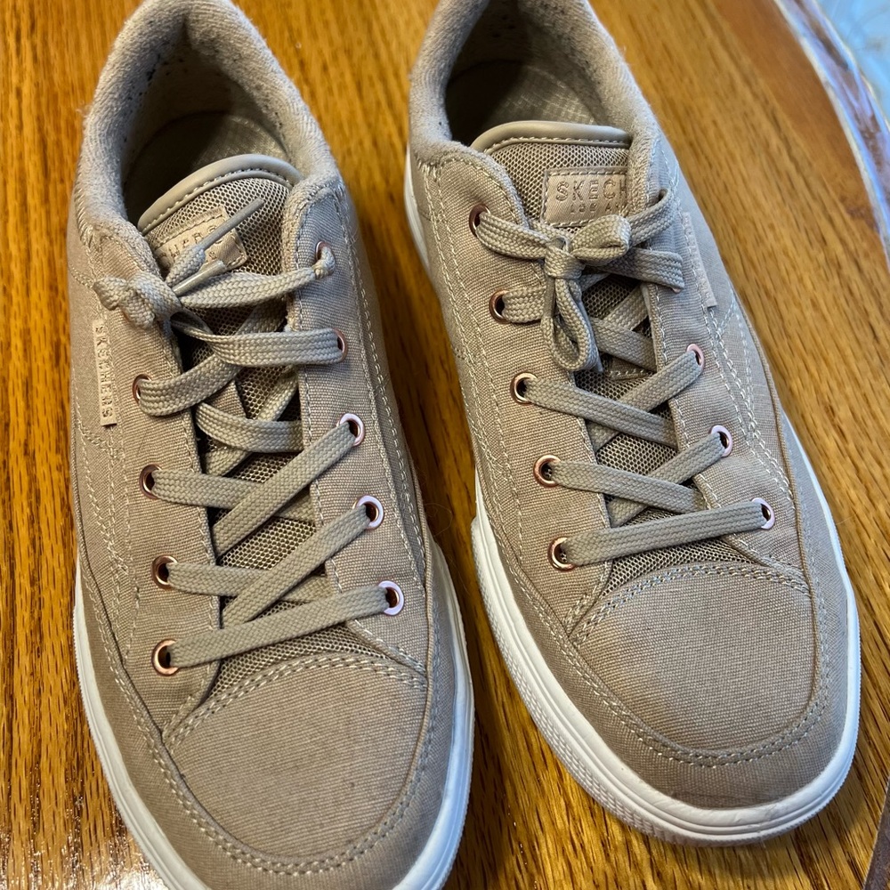Sketchers arch fit canvas tennis shoe